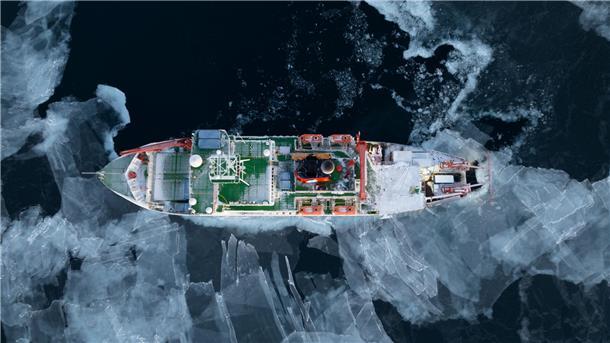 Luftaufnahme des Forschungsschiff Polarstern