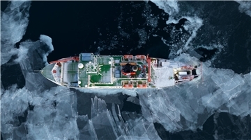 Luftaufnahme des Forschungsschiff Polarstern
