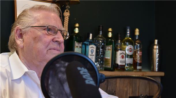 Das Bremerhavener Original Heinz Ihlo im am Mikrofon.