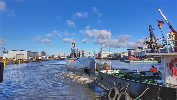 Das Bremerhavener Technikmuseum U-Boot „Wilhelm Bauer“ ist heute an seinen Liegeplatz in den alten Hafen zurückgekehrt. Das Schiff war zweieinhalb Monate zu Renovierungsarbeiten in einer Werft.