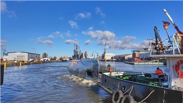 Das Bremerhavener Technikmuseum U-Boot „Wilhelm Bauer“ ist heute an seinen Liegeplatz in den alten Hafen zurückgekehrt. Das Schiff war zweieinhalb Monate zu Renovierungsarbeiten in einer Werft.