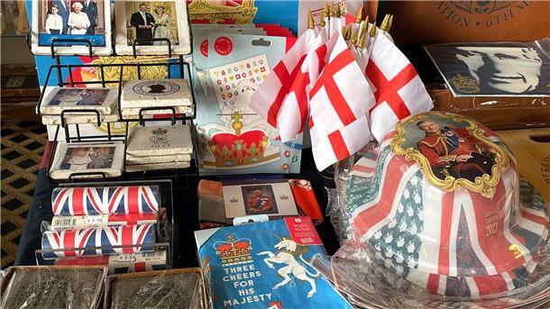 Teddys, Münzen, Teller: Souvenirs zur Krönung von Charles Das britische Ye Olde King’s Head Pub wird nach Angaben des Managers der „Place to be“ für Auswanderer sein, die an diesem Wochenende die Krönung von Charles III. feiern wollen.