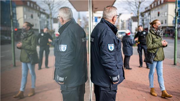 Das Bürger- und Ordnungsamt auf Kontrollgang in der Hafenstraße. Die Mitarbeiter weisen Passanten auf die Maskenpflicht hin.