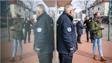 Das Bürger- und Ordnungsamt auf Kontrollgang in der Hafenstraße. Die Mitarbeiter weisen Passanten auf die Maskenpflicht hin.