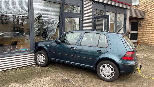 Das Büro der Werkstatt wurde von dem Auto getroffen.