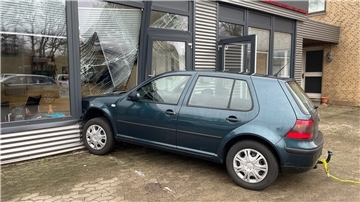 Das Büro der Werkstatt wurde von dem Auto getroffen.