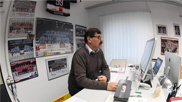 Zum 70. Geburtstag: Die Karriere von Alfred Prey in Bildern Das Büro von Alfred Prey ist mit vielen Bildern und Erinnerungsstücken von den Fischtown Pinguins geschmückt.