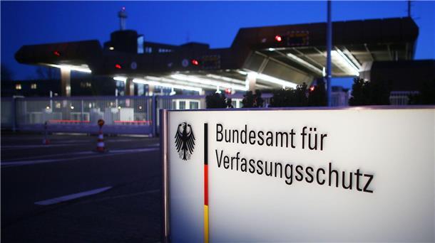 Das Bundesamt für Verfassungsschutz hat wegen des laufenden Verfahrens gegenüber dem Gericht eine sogenannte Stillhaltezusage abgegeben (Symbolbild)