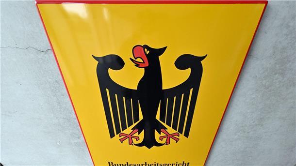 Krankschreibung in der Kündigungsfrist provoziert Zweifel Das Bundesarbeitsgericht prüft, ob ein Anspruch auf Entgeldfortzahlung besteht, nachdem sich ein Arbeitnehmer für den Zeitraum der Kündigungsfrist krankgemeldet hat.