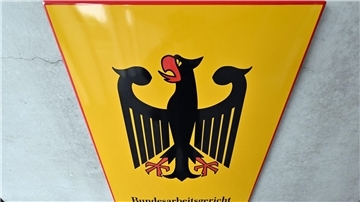 Das Bundesarbeitsgericht prüft, ob ein Anspruch auf Entgeldfortzahlung besteht, nachdem sich ein Arbeitnehmer für den Zeitraum der Kündigungsfrist krankgemeldet hat.