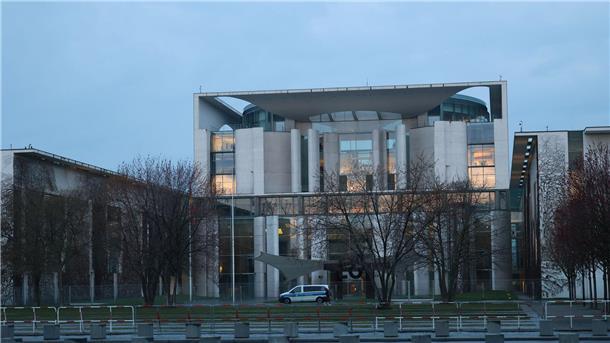 Bund plant offenbar Bauprojekte für gut 2,1 Milliarden Euro Das Bundeskanzleramt: Hier soll ein bogenförmiger Neubau aus Sandstein mit etwa 400 Büros für rund 777 Millionen Euro entstehen.