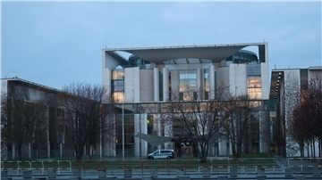 Das Bundeskanzleramt: Hier soll ein bogenförmiger Neubau aus Sandstein mit etwa 400 Büros für rund 777 Millionen Euro entstehen.
