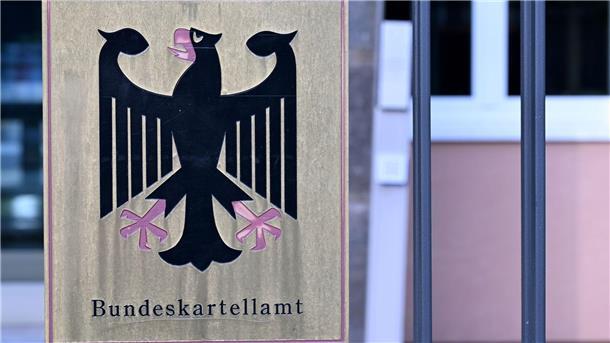 Das Bundeskartellamt hat die Preisänderungen der rund 15.000 Tankstellen in Deutschland im Blick. (Archivbild)