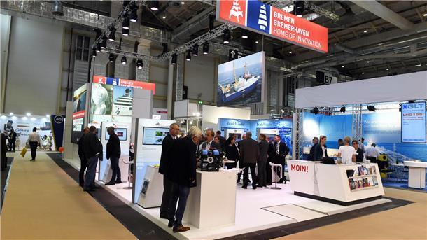Maritime Wirtschaft und Wissenschaft präsentieren sich auf Weltleitmesse SMM Menschenmenge auf einem Messestand. An der Decke hängt ein großes Schild mit der Aufschrift "Bremen. Bremerhaven. Home of Innovation"