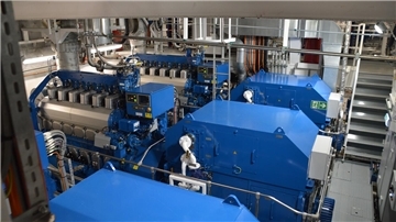 Das Bundesschiff „Atair“ verfügt über drei Hauptmaschinen. Es handelt sich um einen reinen Dieselmotor und zwei Dual-Fuel-Motoren. Linker Hand die Motoren, mittig die Generatoren, die deren Energie in Strom umwandeln, mit dem die „Atair“ angetrieben wird.