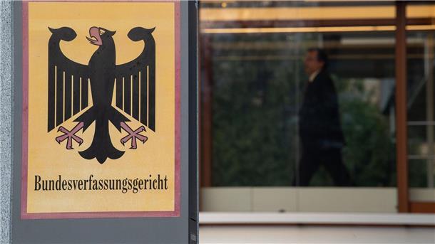 Abschiebehaft? - Karlsruhe stärkt Rechte von Betroffenen Das Bundesverfassungsgericht in Karlsruhe hat entschieden: Vor der Abschiebehaft muss Vertrauensperson benachrichtigt werden.