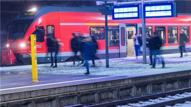 Wie kundenfreundlich wird das 49-Euro-Ticket? Das bundesweit nutzbare Nahverkehrsticket soll im neuen Jahr zum Einführungspreis von 49 Euro pro Monat kommen und an das beliebte 9-Euro-Ticket aus dem Sommer anknüpfen.