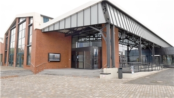 Rechts am Gebäude (Vorbau) des Fischbahnhofs befindet sich das Café.