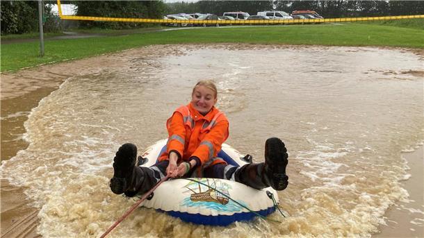 Matsch und Teamgeist: Kreiszeltlager Cuxhaven meistert die Regenflut Das Campleben bringt auch bei Regen Spaß: Amidala (19) aus Osterbruch ließ sich im Schlauchboot durch die Pfützen ziehen.