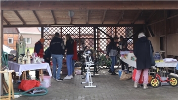 Das Carport der Familie Heitmann bietet nicht nur Regenschutz, sondern auch interessante Stücke zum Kaufen.