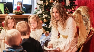 Das Christkind nimmt in der Christkindpostfiliale in Engleskirchen Wunschzettel von Kindern entgegen.