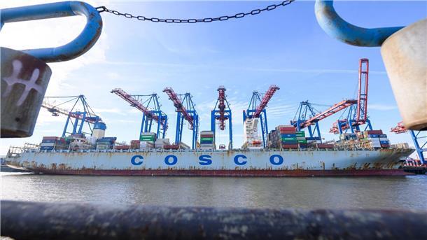 Wo Deutschland wirklich von China abhängig ist, und wo nicht Das Containerschiff „Cosco Pride“ der chinesischen Reederei Cosco Shipping liegt am Containerterminal Tollerort.