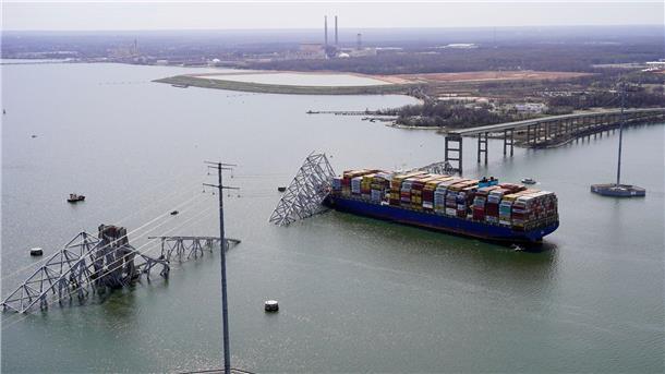 Brückeneinsturz trifft deutsche Autobauer unterschiedlich Das Containerschiff „Dali“ steckt unter einem Teil der Francis Scott Key Bridge fest.