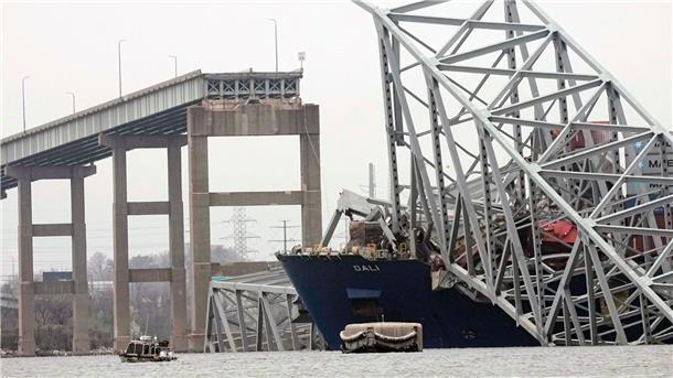 Das Containerschiff steckt unter einem Teil der Francis Scott Key Bridge fest.