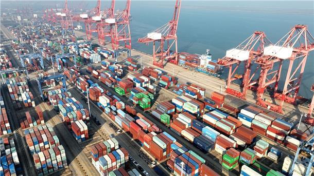 Deutsche Wirtschaft warnt vor Kehrtwende in China-Verhältnis Das Containerterminal im Hafen von Lianyungang in der ostchinesischen Provinz Jiangsu.