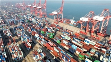 Das Containerterminal im Hafen von Lianyungang in der ostchinesischen Provinz Jiangsu.