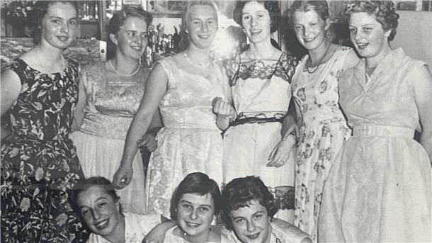 Kränzchen seit 70 Jahren: Die sittsamen Damen vom Waddenser Siel Neun junge Frauen in den 50er-Jahren.