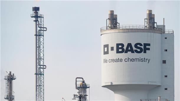Das Dax-Unternehmen BASF leidet unter der derzeitigen Konjunkturschwäche und vergleichsweise hohen Energiepreisen in Deutschland.