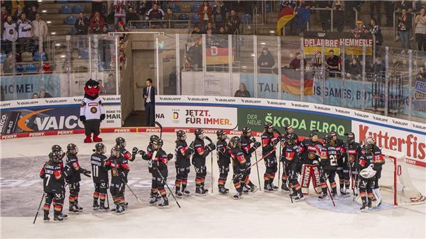 Der Traum von Olympia lebt - DEB-Frauen werden in Bremerhaven gefeiert Das DEB-Team wurde nach dem Spiel von den Fans gefeiert.