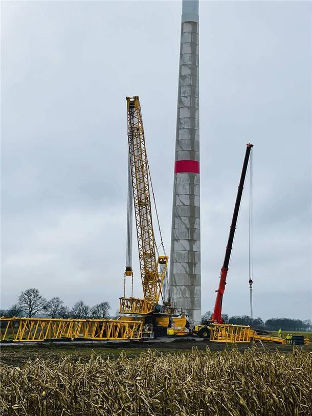 Das defekte Rotorblatt in Alfstedt wurde nicht fristgerecht beseitigt. Nun erhöht die Kreisverwaltung den Druck auf die Verantwortlichen.
Gestern wurde der riesige Spezialkran aufgebaut: Voraussichtlich wird er erst heute Abend fertig montiert sein. Fotos: Schmidt