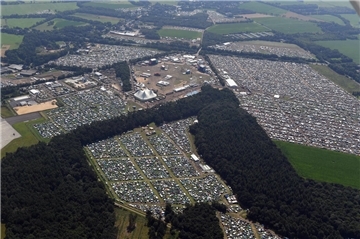 Das Deichbrand-Festival 2024 aus der Luft: Mit 60.000 Besuchern war die Rockcity Wanhöden ausgebucht.