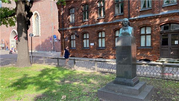 280. Geburtstag: Riga erinnert an Herder Das Denkmal für Johann Gottfried Herder (1744-1803) steht auf dem Herderplatz neben dem Rigaer Dom. Mit einem öffentlichen Gedenken hat Riga den 280. Geburtstag des deutschen Philosophen, Schriftstellers und Theologen gefeiert.