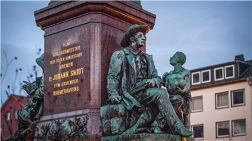 Das Denkmal von Bremerhaven-Gründer Johann Smidt auf dem Theodor-Heuss-Platz zeugt davon, dass sich auch Bremerhaven rege am damaligen Welthandel beteiligte, der oft ausbeuterisch war. Anfang des Jahres wurde Kritik an dem Denkmal laut. Der Vortrag im Dezember beschäftigt sich mit der Frage, welche Rolle Bremen und Bremerhaven in der Sklaverei spielten.