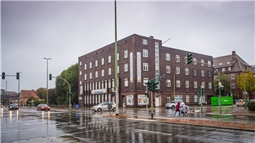 Das denkmalgeschützte Eckhaus an der Elbestraße/Friedrich-Ebert-Straße mit bewegter Vergangenheit soll künftig etwa 60 Apartments für Studierende und Gastronomie für die Bremerhavener beherbergen.