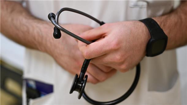 Dramatische Diagnose eines Nordenhamer Arztes: Patient kurz vorm Exitus Ein Arzt hält ein Stethoskop in der Hand.