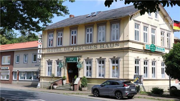 Diese Gastro-Immobilien sind im Kreis Cuxhaven zu haben Das „Deutsche Haus“ in Altenbruch wird von der renommierten Immobilienfirma „Engel & Völkers“ für 2,5 Millionen Euro zum Verkauf angeboten.