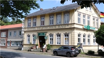 Das „Deutsche Haus“ in Altenbruch wird von der renommierten Immobilienfirma „Engel & Völkers“ für 2,5 Millionen Euro zum Verkauf angeboten.