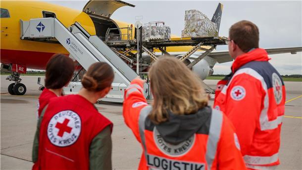 Nach der Katastrophe in Libyen: Gewaltige Herausforderungen Das Deutsche Rote Kreuz überwacht die Beladung eines Flugzeuges mit Hilfsgütern für Libyen.