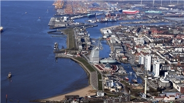Die Stadt Bremerhaven aus der Luft fotografiert. Das Deutsche Städteforum bringt am 24. Juni mehr als 120 Experten aus dem gesamten Bundesgebiet in Bremerhaven zusammen – im Fokus stehen die Zukunftsthemen Künstliche Intelligenz und „Urban Branding“ im Städtetourismus.