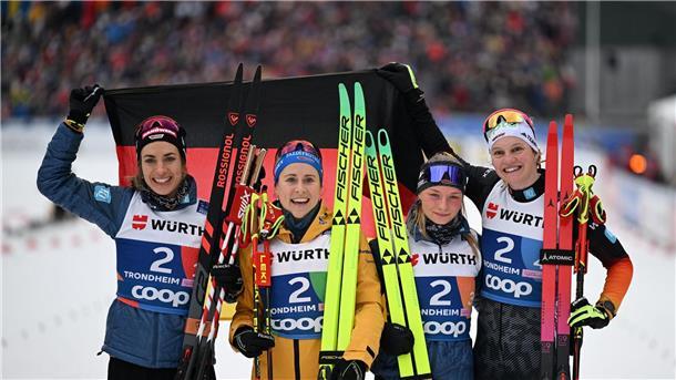 Tränen nach dem „Krimi“: Langläuferinnen feiern WM-Bronze Das deutsche Team jubelt mit Deutschland-Fahne.