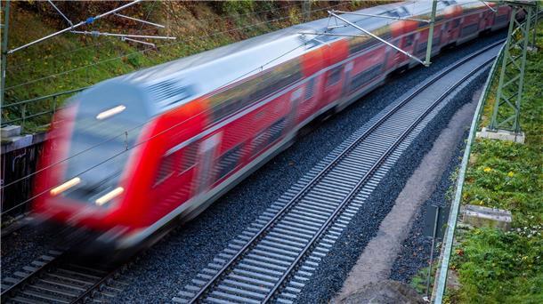 Umfrage: Maximal 49 Euro für Deutschlandticket Das Deutschlandticket gilt als Nachfolger des im vergangenen Jahr auf drei Monate beschränkten 9-Euro-Tickets und soll Fahrten im öffentlichen Personennahverkehr einfacher und erschwinglicher machen.