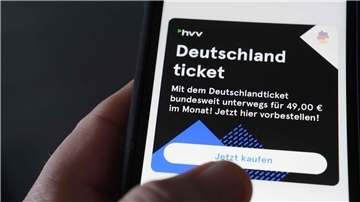 Das Deutschlandticket lässt sich am Schalter und per App erstehen.