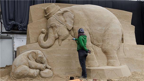 Magische Welt aus Sand Das diesjährige Thema lautet „Zirkus und Magie“. Es ist bereits die siebte Ausstellung.