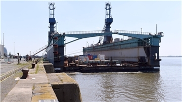 Das Dock V lag länger an der Columbuskaje als geplant. Nun ist es aber auf dem Weg nach Jamaika.