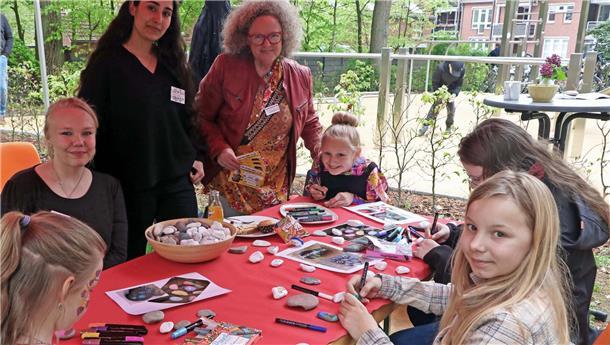 Das Foto zeigt Kinder beim Basteln. 