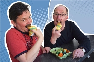 Das „Duell der Bäuche“, das sich Jens Schönig und Detlef Glückselig liefern, geht in den Ostermodus. Prompt müssen zwei Schoko-Hasen dran glauben.